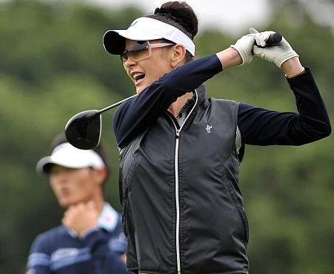 Кэтрин Зета-Джонс играет в гольф в Китае