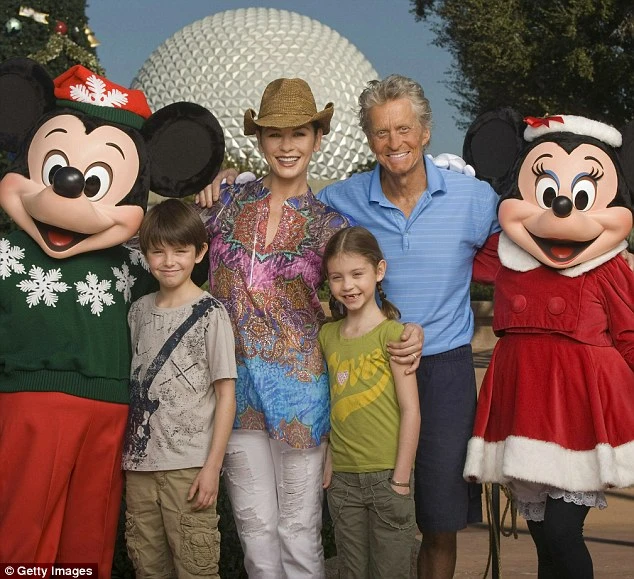 Майкл Дуглас повеселился с детьми в Disney World