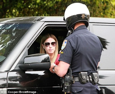 Ники Хилтон оштрафовали за разговоры по телефону за рулём