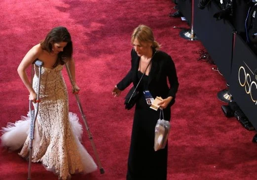 Кристен Стюарт пришла на Оскар на костылях