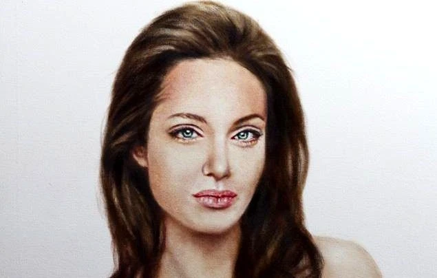 Портрет Анджелины Джоли после удаления груди уйдёт с молотка