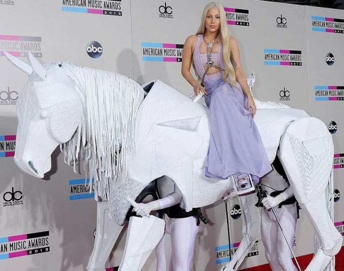 Леди Гага приехала на церемонию AMA на коне