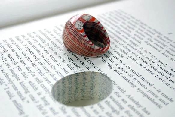 Кольца из книг и кулоны с растениями &#8212; необычные украшения из привычного материала