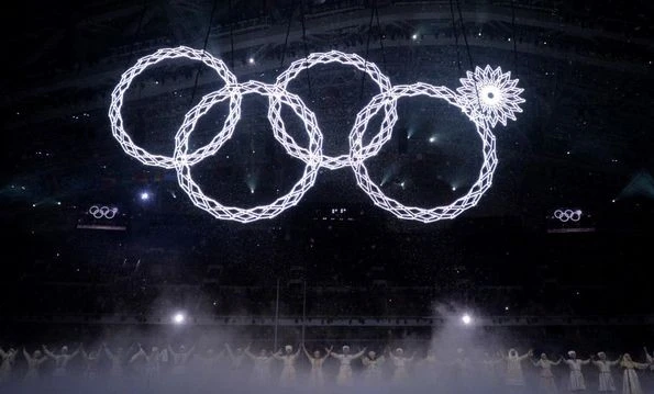 Появились футболки с нераскрывшимся кольцом Олимпиады 