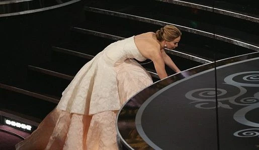 Дженнифер Лоуренс снова упала на Оскаре 