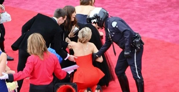 Дженнифер Лоуренс снова упала на Оскаре
