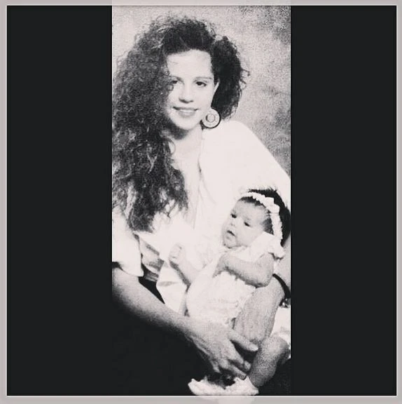 Селена Гомес показала старую фотографию с мамой