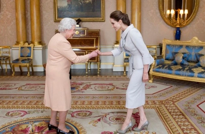 Анджелина Джоли стала почётной дамой