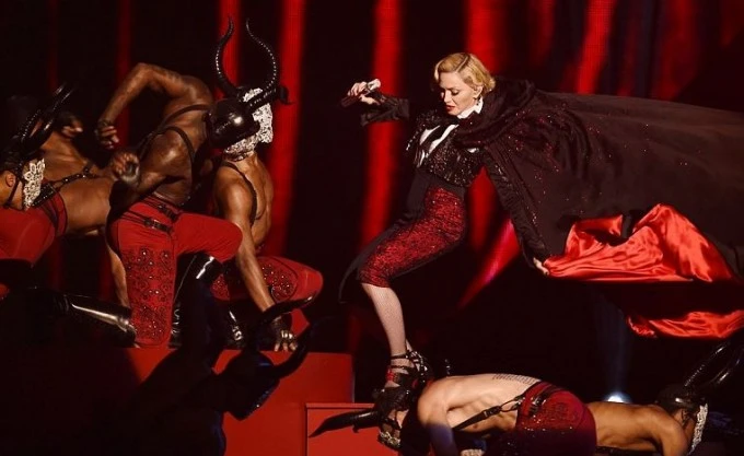 Мадонна упала на сцене на BRIT Awards 