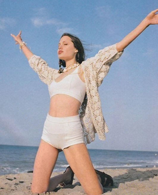 18-летняя Анджелина Джоли в журнале Look