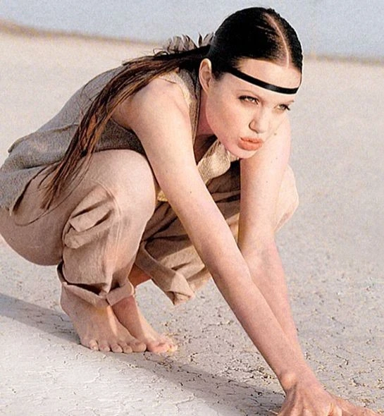 18-летняя Анджелина Джоли в журнале Look