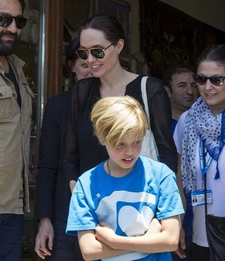 Анджелина Джоли взяла дочь в лагерь беженцев 
