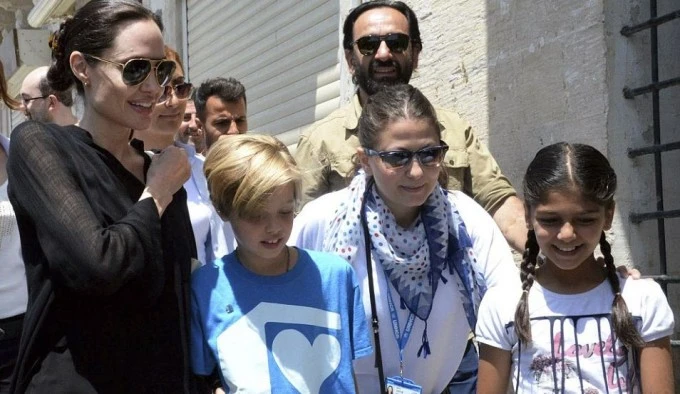Анджелина Джоли взяла дочь в лагерь беженцев 