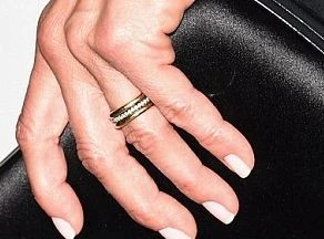 Дженнифер Энистон показала обручальное кольцо