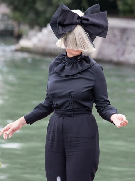 Sia спрятала лицо бантом на кинофестивале в Венеции