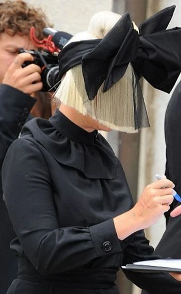 Sia спрятала лицо бантом на кинофестивале в Венеции