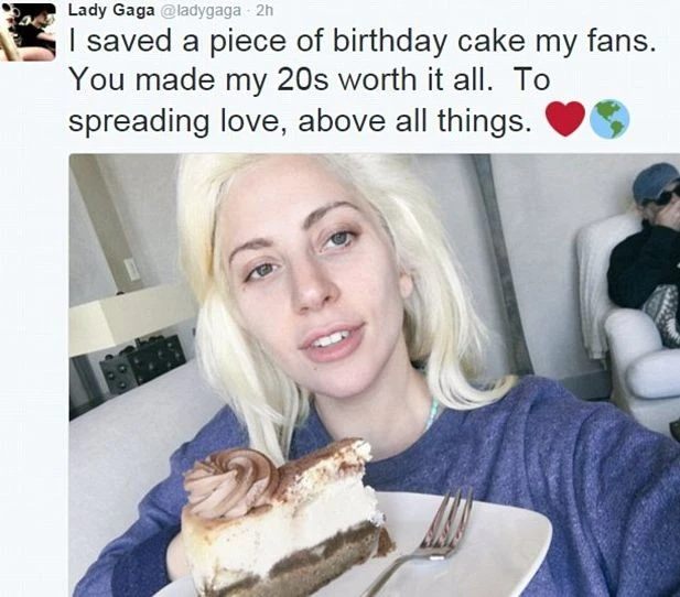 Леди Гага получила в подарок торт в виде собак