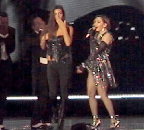 Мадонна раздела фанатку на сцене
