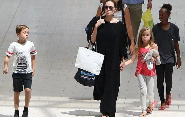 Анджелина Джоли с детьми прогулялась по магазинам