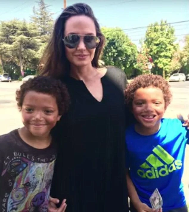 Анджелина Джоли купила у детей медедя