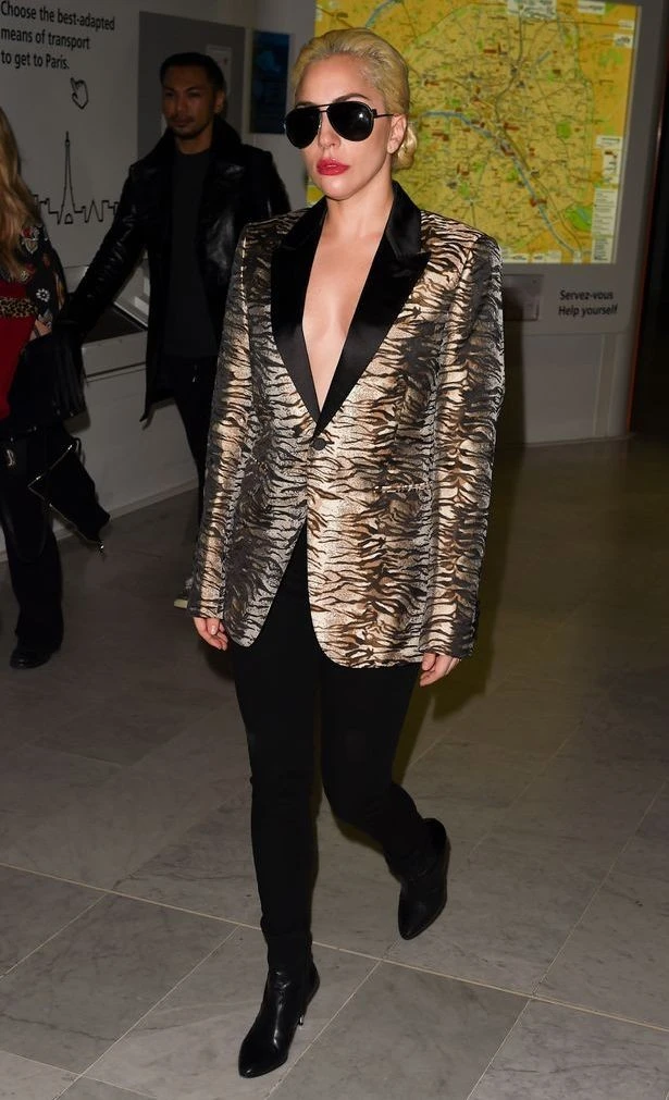 Леди Гага прилетела в Париж на выступление в шоу Victoria's Secret