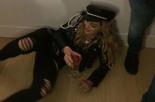 Пьяная Мадонна шокировала посетителей выставки в Лондоне