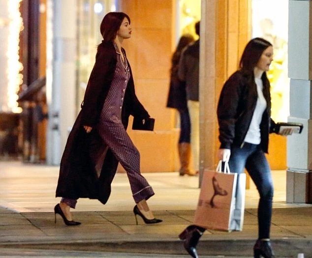 Селена Гомес прогулялась по улице в пижаме