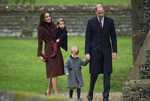 Принц Уильям и Кейт Миддлтон с детьми посетили рождественскую службу в церкви