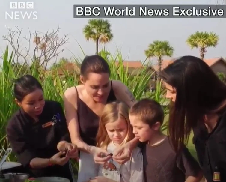 Анджелина Джоли съела паука и угостила насекомыми своих детей