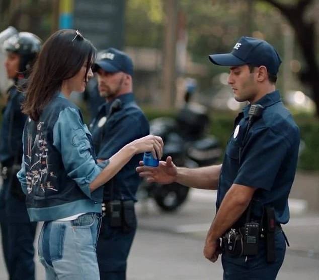 Создатели скандальной рекламы Pepsi извинились и удалили ролик