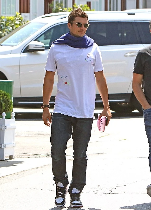 Орландо Блум носит футболку, разрисованную сыном