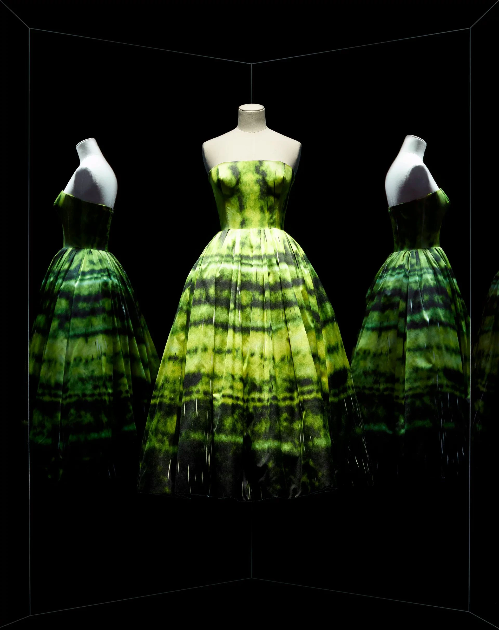 Dior отмечает юбилей масштабной выставкой и показом новой коллекции 