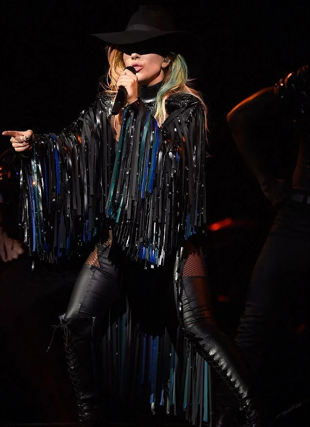Разноцветные волосы, откровенные костюмы и новая музыка - Леди Гага начала новое мировое турне