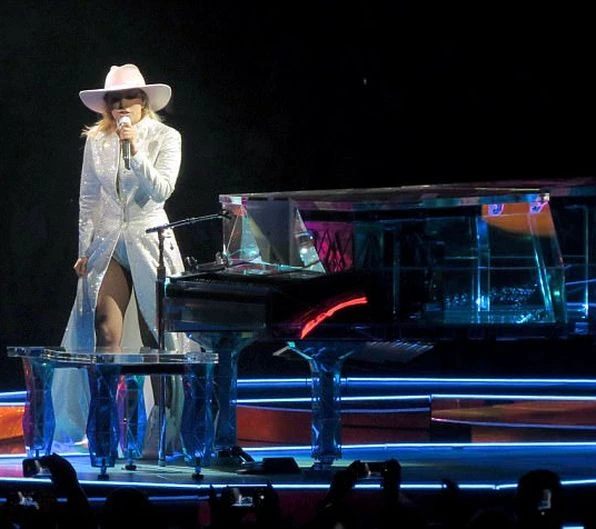 Разноцветные волосы, откровенные костюмы и новая музыка - Леди Гага начала новое мировое турне