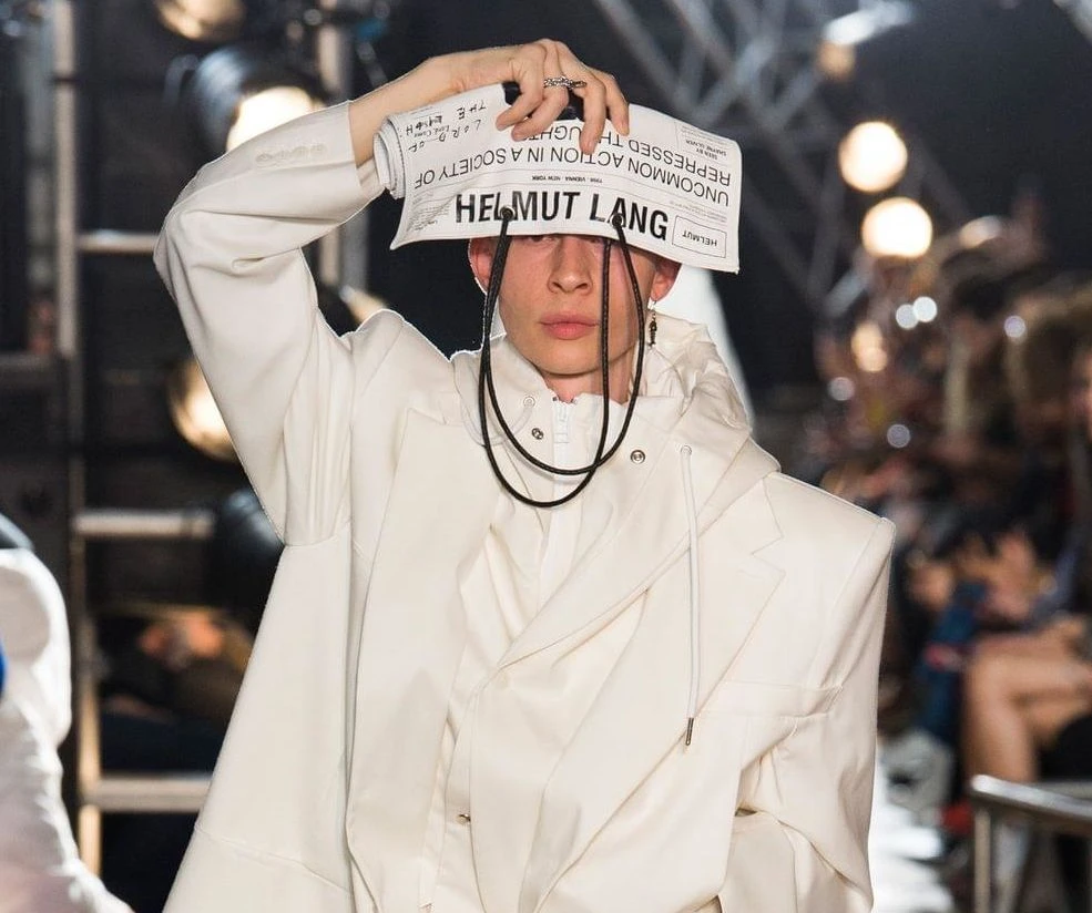 Сумки-бюстгальтеры и другие необычные сумочки от Helmut Lang на Неделе моды в Нью-Йорке 