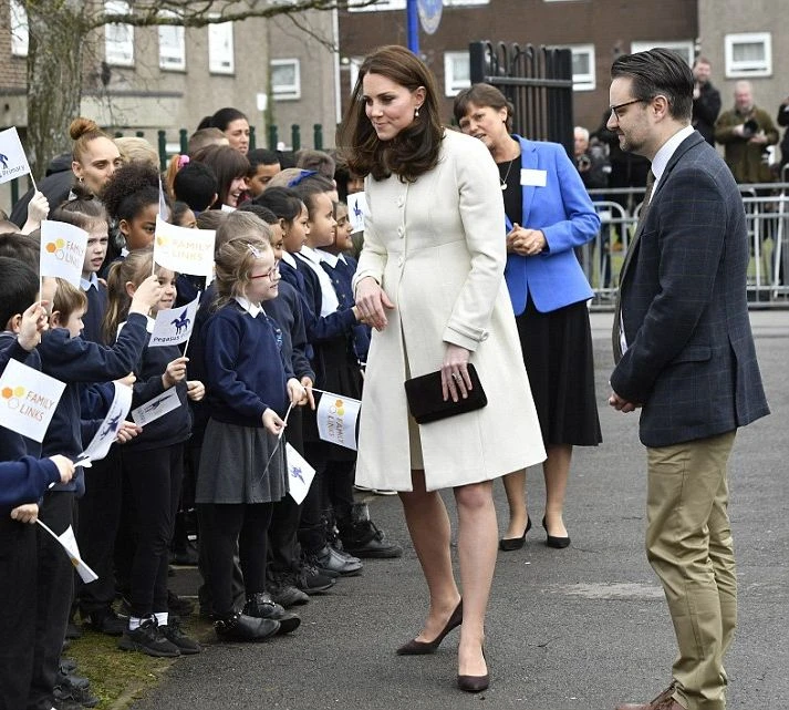 Дешёвое пальто, странные пальцы и детская книга колыбельных - в сети обсуждают визит Кейт Миддлтон в школу Оксфорда