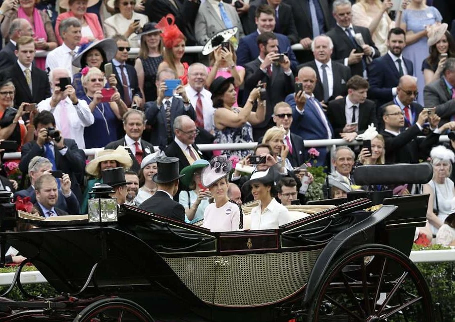 Меган Маркл впервые посетила Royal Ascot и вручила приз победителю