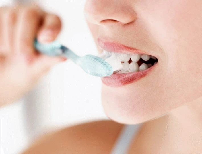 Когда чистить зубы: до завтрака или после?