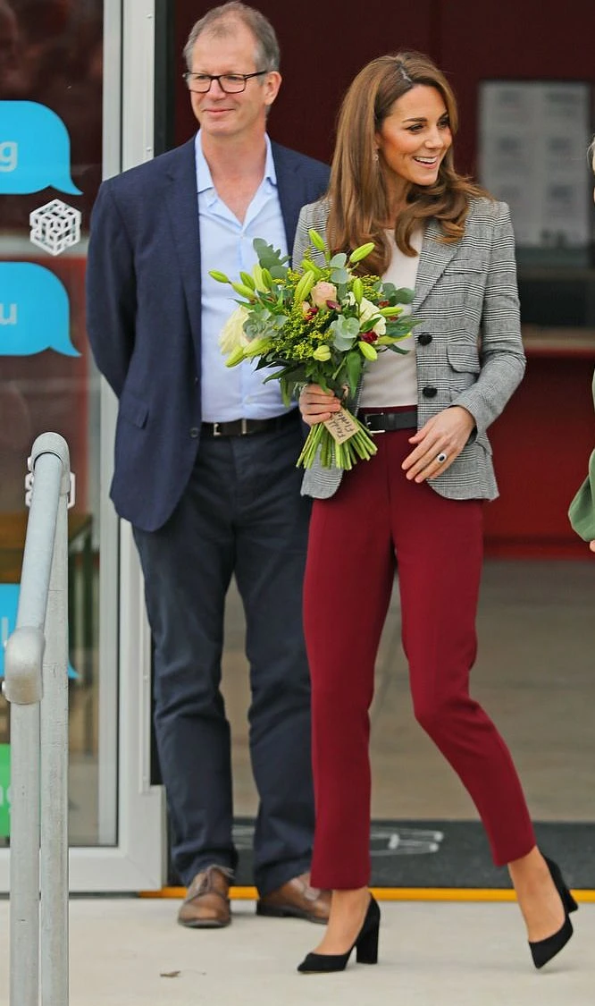 Пиппа и Кейт Миддлтон в красных брюках
