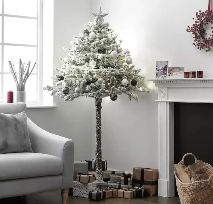 Половина новогодней ёлки — отличное решение для маленькой квартиры