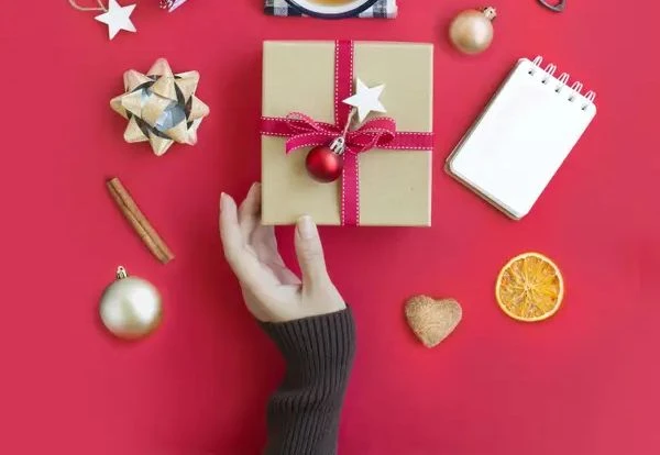 Во что завернуть новогодние подарки? 4 альтернативы упаковочной бумаги