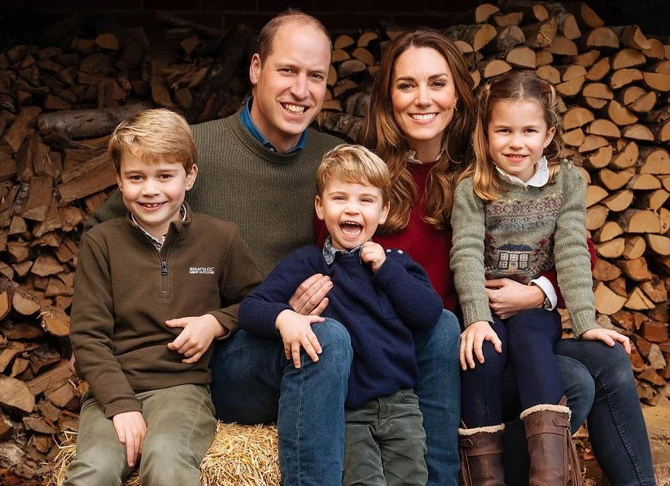 Герцог и герцогиня Кембриджские официально представили свою рождественскую фотографию после того, как она попала в интернет