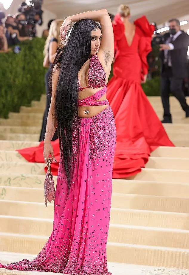 Худшие наряды Met Gala 2021