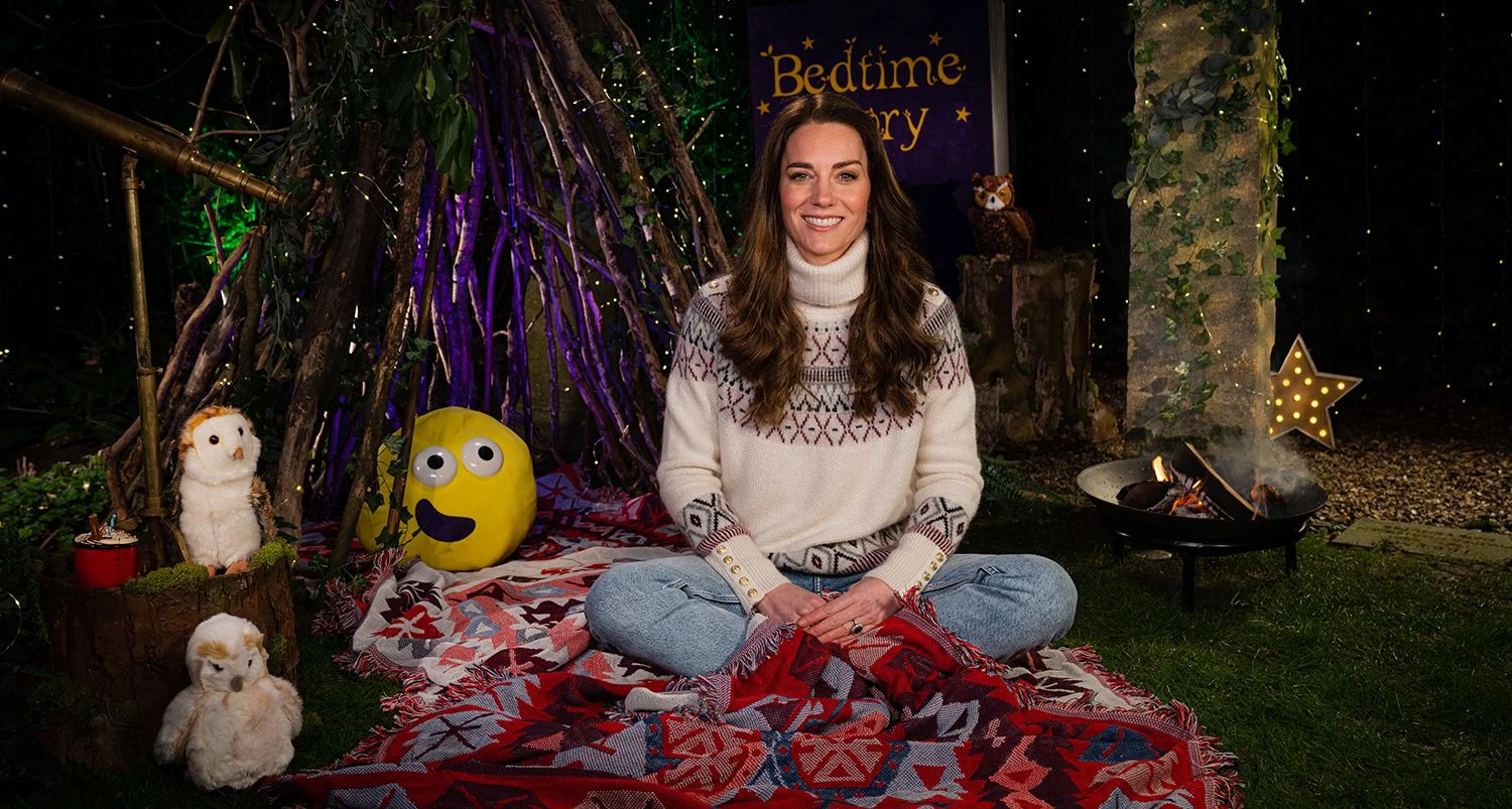 Кейт Миддлтон в уютном свитере и джинсах прочитает детям сказку на ночь