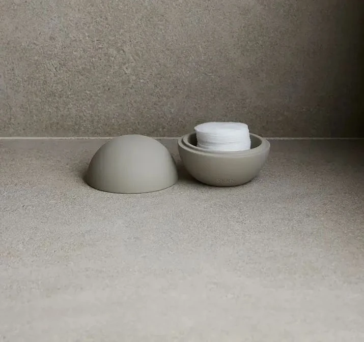 В сети высмеяли Ким Кардашян за бетонные аксессуары для ванной