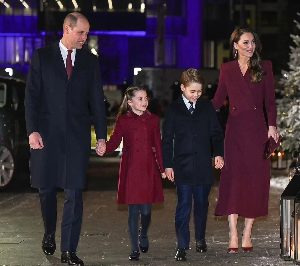 Бордовый - цвет вечера: королевская семья на Рождественских песнопениях