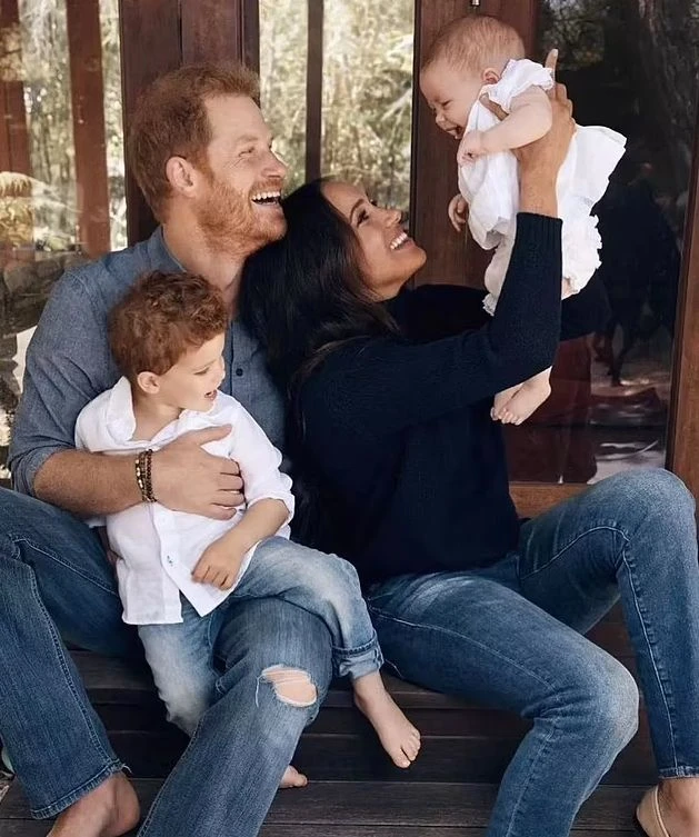 Принц Гарри и Меган Маркл устроили гламурную фотосессию со своими детьми