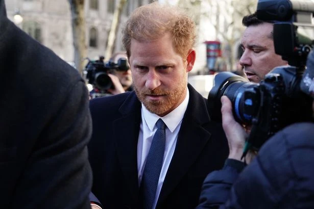 Принц Гарри неожиданно прилетел в Лондон, но не для встречи с родственниками