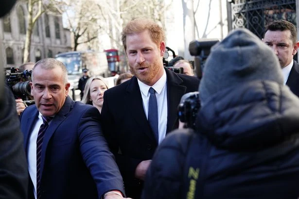 Принц Гарри неожиданно прилетел в Лондон, но не для встречи с родственниками
