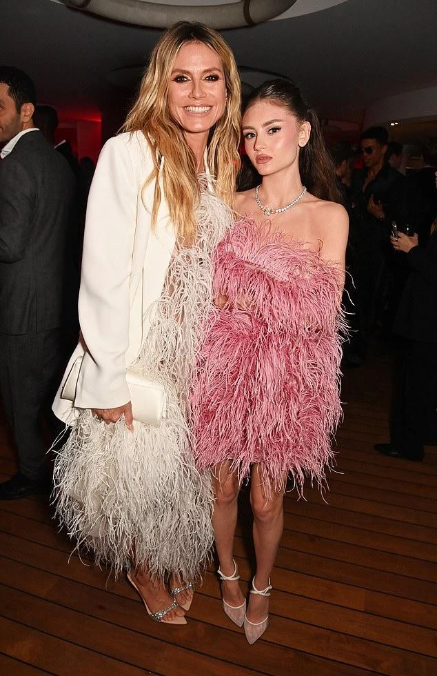 Хайди Клум и ее дочь Лени Клум были в одинаковых нарядах, когда они посетили вечеринку amfAR Cannes Gala в отеле du Cap-Eden-Roc в Кап-д'Антиб в четверг.